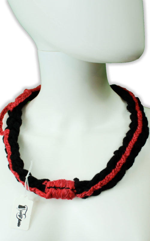 Collana lana nera rossa